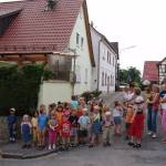 bung mit den Kindergartenkindern im Pfarrheim am 20.07.2004